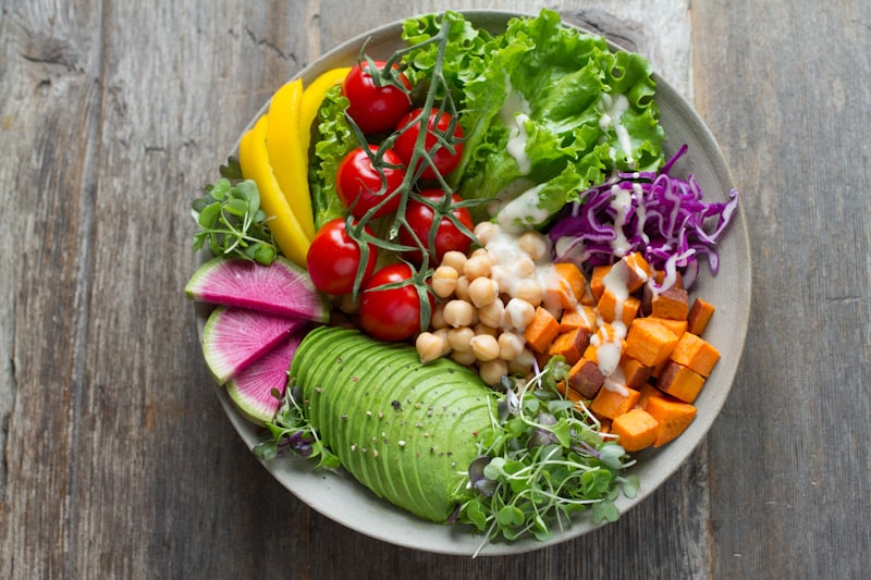 Bowl de salada colorida com abacate